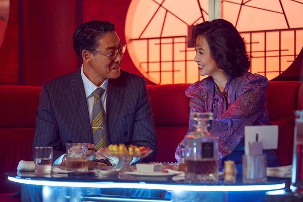 Netflix《華燈初上》幕後秘密!劉品言這幕劇本沒有,李李仁「塞冰塊」竟是現場發輝?