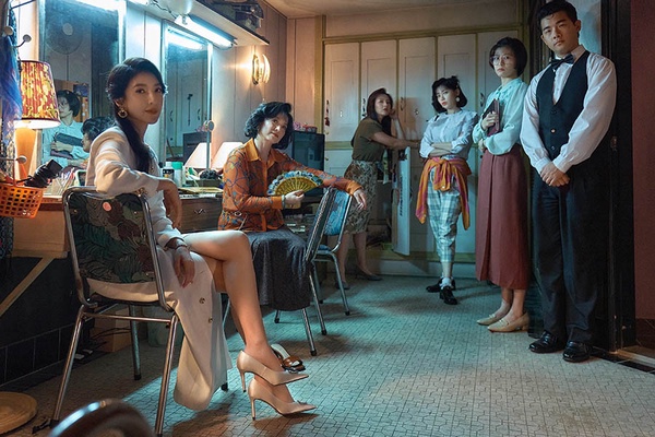 Netflix《華燈初上》幕後秘密!劉品言這幕劇本沒有,李李仁「塞冰塊」竟是現場發輝?