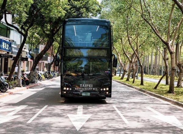 全台首部雙層餐車上路！天窗賞101美景、享晶華酒店五星餐點，即日開放預約再享5折優惠