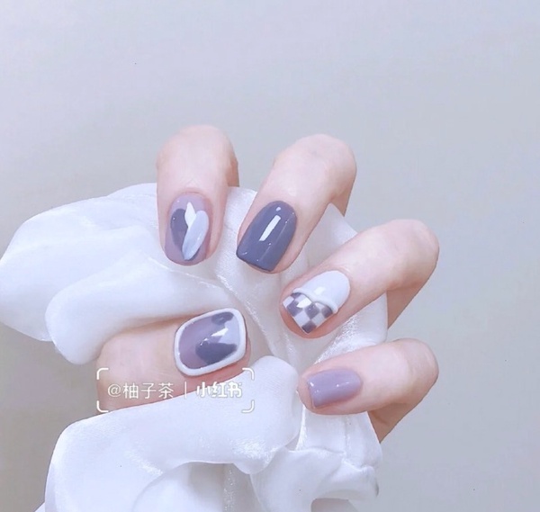 「Pantone 2022長春花藍」美甲款式推薦！棋盤格、冰晶暈染仙氣爆棚，讓指尖散發高級感