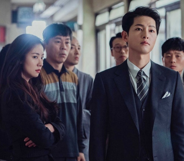 2021Netflx韓劇「全球播放量」Top10！宋江3劇進榜，金宣虎《海岸村恰恰恰》第七名，韓素希《以吾之名》打敗《文森佐》成世界第三