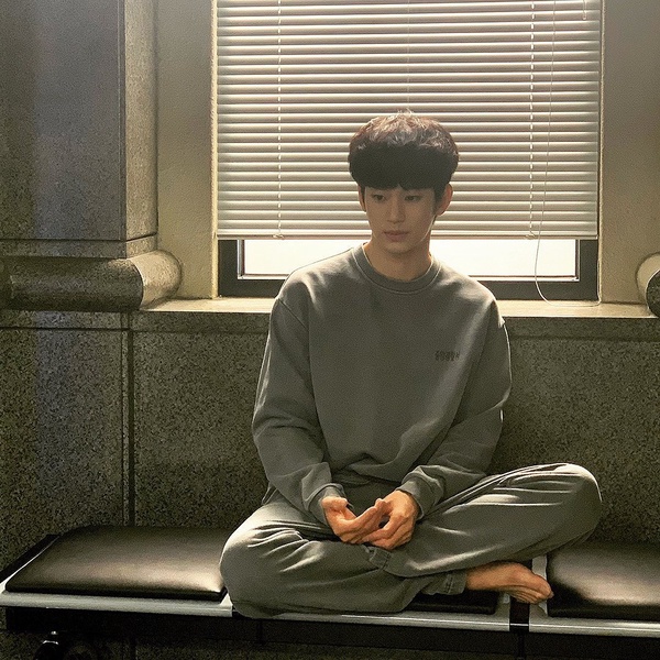 關於男神金秀賢的8件事！重考4年進電影系、刷新大賞獲獎紀錄，現為韓國最高片酬男演員
