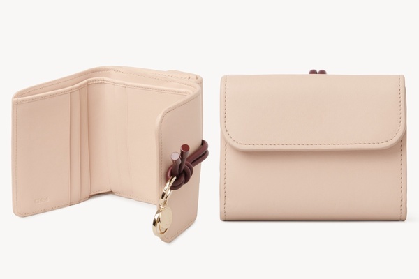 Chloé Alphabet綁帶三折夾，NT14,900（吊飾另售）
