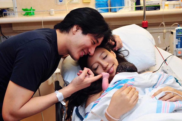 比渣還可怕的媽寶！王力宏請假找媽媽，他比王力宏更扯！出事爸媽扛，還跟媽拍高甜婚紗