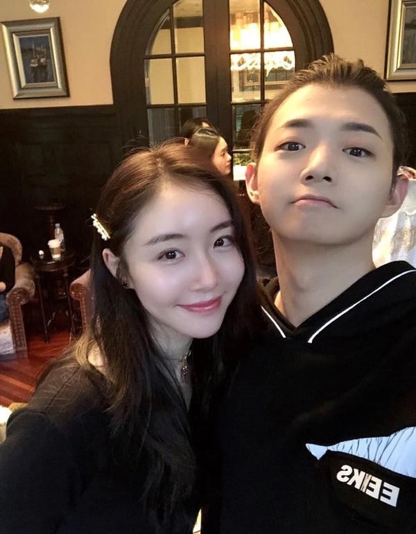 比渣還可怕的媽寶！王力宏請假找媽媽，他比王力宏更扯！出事爸媽扛，還跟媽拍高甜婚紗
