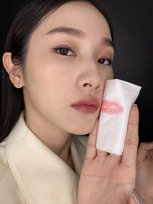 化妝師親授「口紅定妝技巧」Top5！水潤型唇膏這樣定妝不沾杯，還能維持仙氣水光感