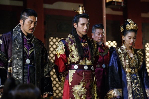 陷入「扭曲歷史爭議」的韓劇！《雪降花》20萬人請願下架，《奇皇后》收視高卻被罵超慘
