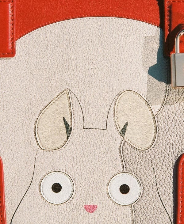 LOEWE x《神隱少女》驚喜聯名！老鼠寶寶登上LOEWE經典款，千尋、無臉男包款必收藏