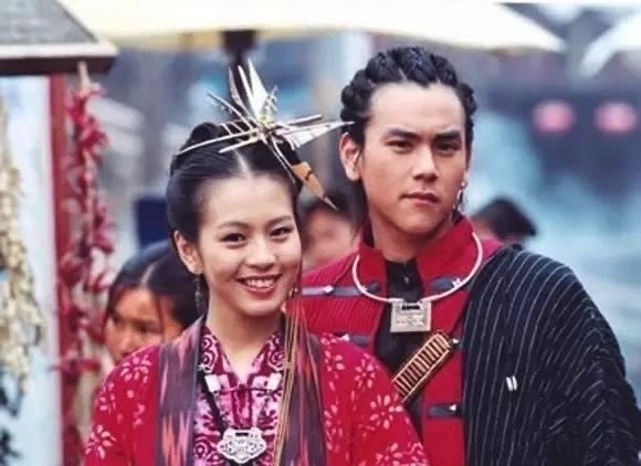 劉品言閃婚連晨翔！懷孕喜訊雙重曝光，回顧劉品言7件人生大事，幼時還曾寄養在教會！