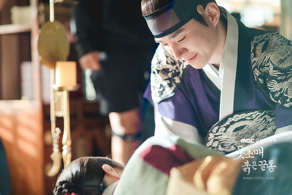《衣袖紅鑲邊》小說精選名場面！李祘酒醉撲倒，「德任啊不要逃」高甜圓房！德任竟想生7個？