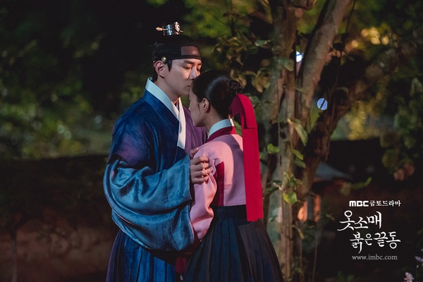 《衣袖紅鑲邊》小說精選名場面！李祘酒醉撲倒，「德任啊不要逃」高甜圓房！德任竟想生7個？