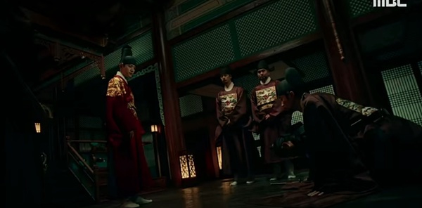 《衣袖紅鑲邊》構圖魔鬼細節！「鏡頭傾斜」指權力，祘跨「御道」找德任，同時藏大妃滿滿野心