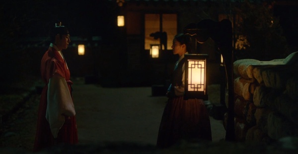 《衣袖紅鑲邊》構圖魔鬼細節！「鏡頭傾斜」指權力，祘跨「御道」找德任，同時藏大妃滿滿野心