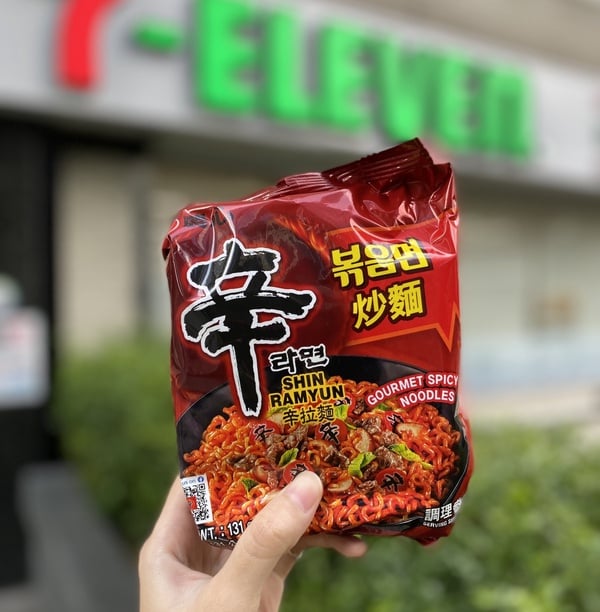 台灣也有！7-11「農心辛炒麵」搶先開賣，超Q辛字魚板＋夠辣有勁炒麵，限時優惠快筆記