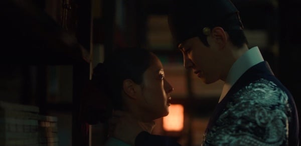《衣袖紅鑲邊》7個完美對稱！書庫世孫掐脖vs當王後強吻，「等待」也神對稱，卻好心酸