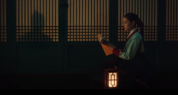 《衣袖紅鑲邊》7個完美對稱！書庫世孫掐脖vs當王後強吻，「等待」也神對稱，卻好心酸