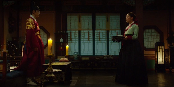 《衣袖紅鑲邊》7個完美對稱！書庫世孫掐脖vs當王後強吻，「等待」也神對稱，卻好心酸