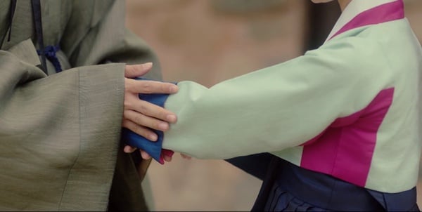 《衣袖》7個劇情隱喻！「紅衣袖」指德任的心，袖子沾濕&amp;遮住有玄機，「梅花」隱喻最絕