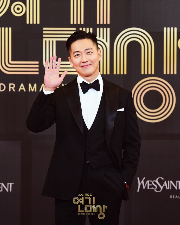 《衣袖紅鑲邊》結局前祘任現代重逢！2021MBC演技大賞，李俊昊&amp;李世榮獲最佳CP，俊昊卻忘不了他？