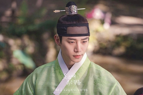 《衣袖紅鑲邊》李俊昊熬12年翻紅!韓網熱議「偶像轉型演員」代表作,IU、任時完都入榜