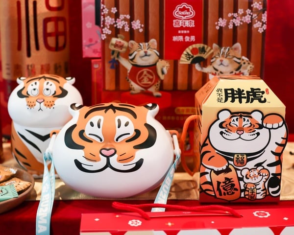 Kitty野餐籃必收！7-11「過年禮盒」推薦：胖虎爆米花桶、樂事肩背包，鎮瀾宮錢母也有