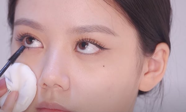 韓國彩妝師親授「低妝感貓系眼妝」教學！強調眼線是關鍵，不著痕跡打造超電魅惑雙眼