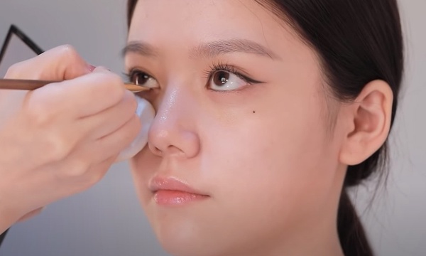 韓國彩妝師親授「低妝感貓系眼妝」教學！強調眼線是關鍵，不著痕跡打造超電魅惑雙眼