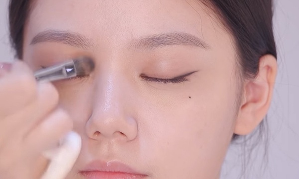 韓國彩妝師親授「低妝感貓系眼妝」教學！強調眼線是關鍵，不著痕跡打造超電魅惑雙眼