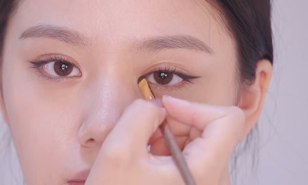 韓國彩妝師親授「低妝感貓系眼妝」教學！強調眼線是關鍵，不著痕跡打造超電魅惑雙眼