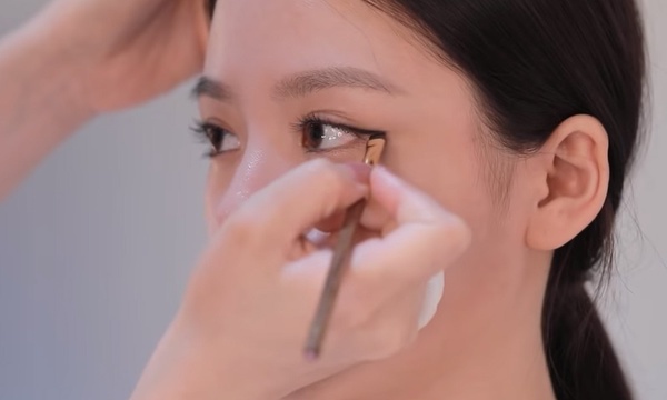 韓國彩妝師親授「低妝感貓系眼妝」教學！強調眼線是關鍵，不著痕跡打造超電魅惑雙眼