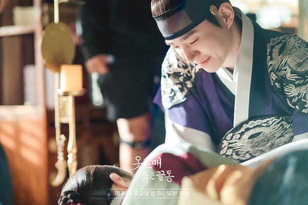《衣袖紅鑲邊》劇本沒有的橋段！德任「告別自己」是導演加的，俊昊連「聲音」都有戲！
