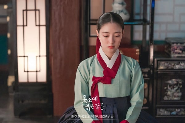 《衣袖紅鑲邊》歷史上祘有多愛德任?霸道求愛,還親手為她寫墓誌銘:你的死,我非常非常悲傷