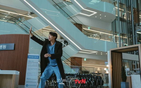 Rain、金汎《Ghost Doctor》首播收視開紅盤！奇幻+醫療題材，劇情輕鬆爆笑、步調快！