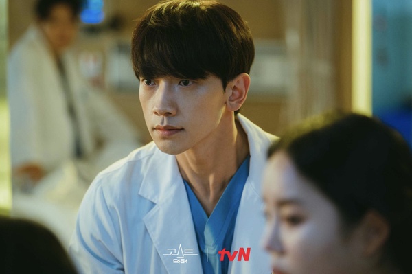 Rain、金汎《Ghost Doctor》首播收視開紅盤！奇幻+醫療題材，劇情輕鬆爆笑、步調快！