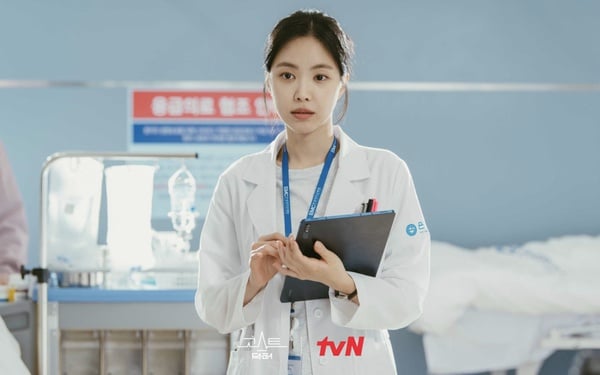 2022韓劇《Ghost Doctor》看點5：Uie、孫娜恩共同主演