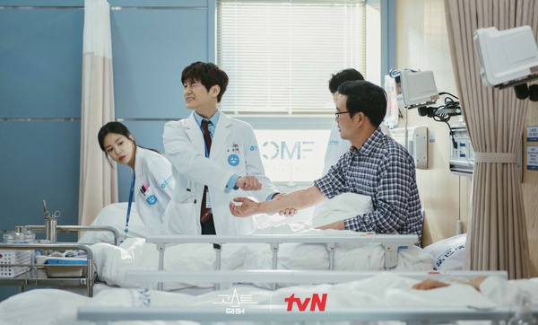 Rain、金汎《Ghost Doctor》首播收視開紅盤！奇幻+醫療題材，劇情輕鬆爆笑、步調快！