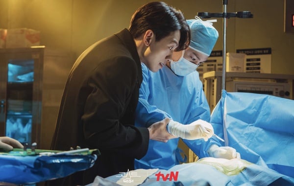 Rain、金汎《Ghost Doctor》首播收視開紅盤！奇幻+醫療題材，劇情輕鬆爆笑、步調快！