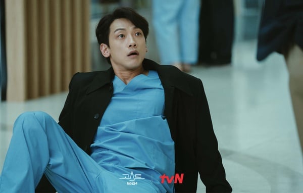 Rain、金汎《Ghost Doctor》首播收視開紅盤！奇幻+醫療題材，劇情輕鬆爆笑、步調快！
