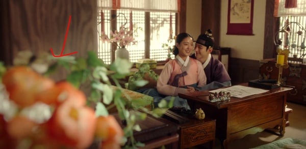 《衣袖紅鑲邊》彩蛋細節！結局「凌霄花」盛開藏隱喻，祘因德任分心，寫下的字是「愛」
