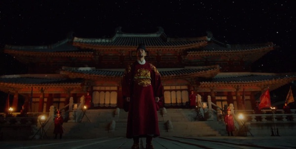 《衣袖紅鑲邊》彩蛋細節！結局「凌霄花」盛開藏隱喻，祘因德任分心，寫下的字是「愛」