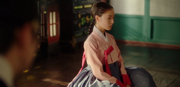 《衣袖紅鑲邊》彩蛋細節！結局「凌霄花」盛開藏隱喻，祘因德任分心，寫下的字是「愛」