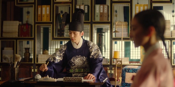 《衣袖紅鑲邊》彩蛋細節！結局「凌霄花」盛開藏隱喻，祘因德任分心，寫下的字是「愛」