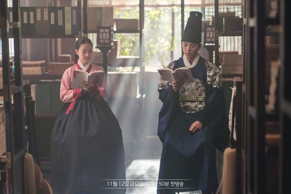 《衣袖紅鑲邊》彩蛋細節！結局「凌霄花」盛開藏隱喻，祘因德任分心，寫下的字是「愛」