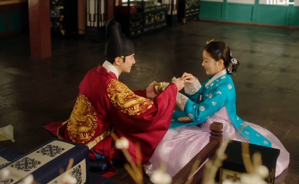 《衣袖紅鑲邊》彩蛋細節！結局「凌霄花」盛開藏隱喻，祘因德任分心，寫下的字是「愛」