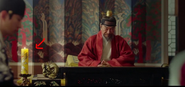 《衣袖紅鑲邊》彩蛋細節！結局「凌霄花」盛開藏隱喻，祘因德任分心，寫下的字是「愛」