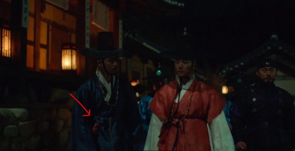 《衣袖紅鑲邊》彩蛋細節！結局「凌霄花」盛開藏隱喻，祘因德任分心，寫下的字是「愛」