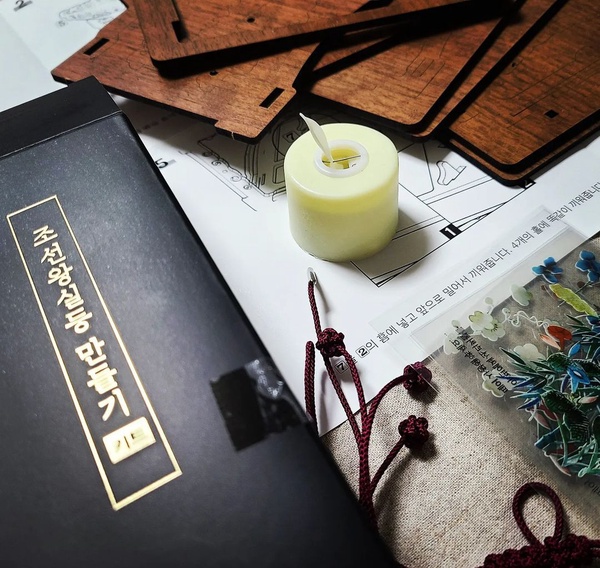 《衣袖紅鑲邊》彩蛋細節！結局「凌霄花」盛開藏隱喻，祘因德任分心，寫下的字是「愛」