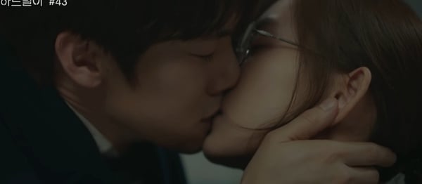 原本真是19禁！《衣袖紅鑲邊》「祘親吻她紋身」圓房戲被刪光，《鬼怪》孔劉超慾吻戲也不完整
