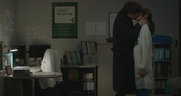 原本真是19禁！《衣袖紅鑲邊》「祘親吻她紋身」圓房戲被刪光，《鬼怪》孔劉超慾吻戲也不完整