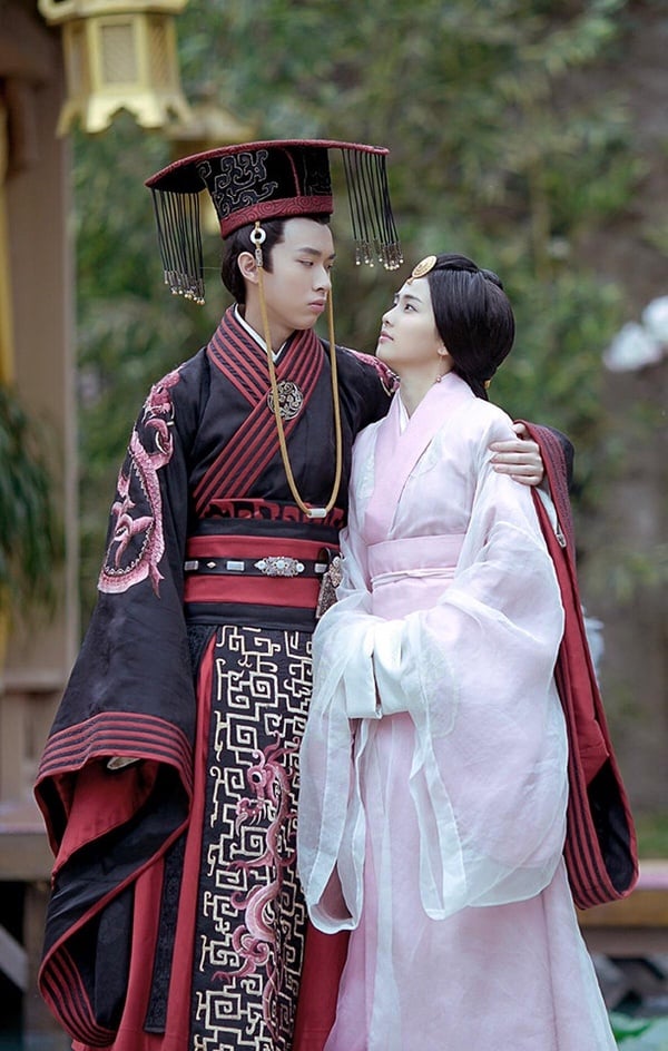 陸劇女星「螢幕初吻」2：白鹿拍《大王不容易》給了張逸杰